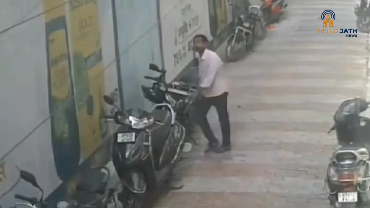 CCTV समोरच हेल्मेट चोरी! बाईकवरचं हेल्मेट उचलून पळाला चोर; व्हिडिओ सोशल मीडियावर व्हायरल