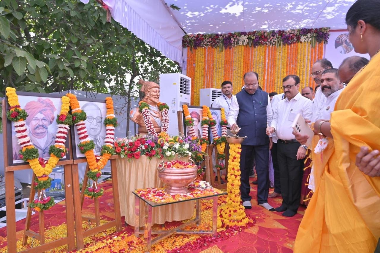 *छत्रपती शिवाजी महाराज महाराजस्व अभियानाअंतर्गत समाधान शिबाराचे महसूलमंत्र्यांच्या हस्ते लोणीकंद येथे उद्घाटन* *'विकसित भारत-२०४७' च्या संकल्पपुर्तीकरिता शासन प्रयत्नशील-महसूल मंत्री चंद्रशेखर बावनकुळे* ◾*शासनाचे नागरिकांच्या कल्याणाकरिता लोकाभिमूख, गतिमान आणि पारदर्शक निर्णय* पुणे, दि.१३ : देशाचे पंतप्रधान नरेंद्र मोदी यांच्या नेतृत्वाखाली 'विकसित भारत-२०४७' करण्याच्या संकल्प करण्यात आलेला आहे; 'विकसित महाराष्ट्राच्या' माध्यमातून या संकल्पपुर्तीच्यादृष्टीने समाजातील शेवटच्या घटकाच्या कल्याणासाठी राज्य शासन विविध लोककल्याणकारी योजना राबवित आहे. त्याअनुषंगाने राज्यशासनाच्यावतीने लोकाभिमूख, गतिमान आणि पारदर्शक निर्णय घेण्यात येत आहे, असे प्रतिपादन महसूल मंत्री चंद्रशेखर बावनकुळे यांनी केले. छत्रपती शिवाजी महाराज महाराजस्व अभियानांतर्गत लोणीकंद येथे आयोजित समाधान शिबारात ते बोलत होते. यावेळी विभागीय आयुक्त डॉ. चंद्रकांत पुलकुंडवार, अपर जिल्हाधिकारी सतीश राऊत, उप विभागीय अधिकारी यशवंत माने, अपर तहसीलदार तृप्ती कोलते पाटील, पुणे जिल्हा मध्यवर्ती बँकेचे संचालक प्रदीप कंद, जिल्हा परिषदेचे सदस्य किरण साकोरे, हवेली पंचायत समिती सभापती युवराज काकडे यांच्यासह विविध क्षेत्रातील मान्यवर उपस्थित होते. श्री. बावनकुळे म्हणाले, छत्रपती शिवाजी महाराजांच्या कार्यकाळात लोकाभिमुख, गतिमान आणि पारदर्शी प्रशासन होते, या त्रिसुत्रीची प्रेरणा घेऊन अभियानाला छत्रपती शिवाजी महाराज महाराजस्व अभियान समाधान शिबीर असे नाव दिले आहे. या शिबीरात जवळपास २० गावांचा यामध्ये समावेश आहे. वेगवेगळ्या विभागाच्या ४५ सेवा उपलब्ध करुन देण्यात आहेत, येत्या काळात सर्व सामान्य नागरिकांच्या आयुष्यात बदल घडविण्यास मदत होणार आहे. आगामी काळातही अशा प्रकारचे शिबीराचे आयोजन करावे. या शिबाराच्या माध्यमातून राज्यामध्ये पहिल्या टप्प्यात ४० हजार फेरफार दुरुस्ती, २० हजार सातबारा दुरुस्ती, १ लाख ५० संगणकीकृत सातबाऱ्याचे वाटप, ७५ हजार ८ अ नोंदीचे वाटप, १ लाख ७५ हजार विविध प्रकारचे प्रमाणपत्राचे वाटप, ३४ हजार एक खिडकी योजनेच्या माध्यमातून प्रमाणपत्र वाटप, २ हजार कमी जास्त पत्रक तयार केले, ५०० गावातील दस्तावेज दुरुस्ती करण्यात आले आहे, पुणे जिल्ह्यात १३ हजार ३३ दाखल्याचे वितरण करण्यात आले. एकूणच सुमारे ५ लाख परिवाराला शिबाराचा लाभ देण्यात आला असून खऱ्या अर्थाने मागील दोन महिन्यात छत्रपती शिवाजी महाराजांच्या नावाला साजेसं काम राज्य शासनाच्यावतीने केले आहे. नागरिकांच्या जीवनात महसूल आणि गृहखात्याचे महत्वाचे आहेत, त्यादृष्टीने इतरखातेही पुढे नेण्याचे काम सुरु आहे. २५ मार्च २०२६ रोजीच्या शासन निर्णयाद्वारे अधिकाराचे विकेंद्रीकरण करून राज्यातील एकही नागरिक बेघर राहणार नाही, याबाबत नियोजन करण्यात आले आहे. बाजार मूल्य भावामध्ये वाढ न करण्याचा निर्णय, खासगी सर्व्हरची नेमणूक, भुमि अभिलेख अत्याधुनिक तंत्रज्ञानाचा समोवश, शेतजमीन अकृषक करण्याची प्रक्रिया अत्यंत सोपी करण्यात आली आहे. महसूल विभागातील पदोन्नतीचा विषय मार्गी लावण्यात आला. महसूल विभागाला बळकटीकरण करण्याच्यादृष्टीने महसूल विभाग, नोंदणी व मुंद्राक विभाग आणि भुमि अभिलेख विभागाचा आकृतीबंध मंजूर करण्यात आला आहे. मुख्यमंत्री बळीराजा पाणंद रस्ता योजनेची प्रभावी अंमलबजावणी करण्याकरीता हवेली तालुक्यातील सर्व ग्रामपंचायतीमध्ये वेगळी ग्रामसभा घेण्याचा ऐतिहासिक निर्णय घेतल्याबद्दल अभिनंदन केले. हा निर्णय राज्यात लागू करुन ग्रामपंचायतीमध्ये ग्रामसभा लागू करण्यात येईल. या योजनेच्या माध्यमातून येत्या ५ वर्षात सर्व शेत रस्ते, पाणंद रस्ते तयार करण्यात येणार आहे. येत्या काळात 'पीएमआरडीए' क्षेत्रात तुकडेबंदी कायद्याच्या अंमलबजावणीबाबत लवकरात लवकर बैठक घेवून सूचना देण्यात येईल. भामा-आसखेडसंदर्भात शेतकऱ्यांच्या सातबाऱ्यावर असलेली शेरे कमी करण्याबाबत लवकरच पुनर्वसन मंत्री, विभागीय आयुक्त यांच्यासोबत बैठक घेवून निर्णय घेण्यात येईल. देवस्थानाच्या नावे असलेल्या इनाम जमिनीबाबत येत्या अधिवेशनात कायदा करण्यात येईल. हवेली तालुक्यातील लोणीकंदला स्वामित्व योजनेत आणून भूमिअभिलेख विभागाच्यावतीने ड्रोन सर्वेक्षण करण्यात करावे आणि मालमत्ता पत्रक आणि सनद देण्यात यावे. याकरीता खासगी सर्व्हर तातडीने नेमणूक करुन गतीने मोजणी करावी. लोकोपयोगी कामे करण्यासाठी सलोखा योजनेमध्ये १५० हेक्टर जागेचा प्रस्ताव तयार करुन सादर करावा, याप्रस्ताव जमीन देण्यात येईल. ग्रामपंचायतीने लोकोपयोगी कामांबाबत महसूल विभागाकडे सादर करावे, त्यासही मंजुरी देण्यात येईल. कार्यक्रमात मागणी केलेल्या मागण्यांचा सकारात्मक विचार करुन अडीअडचणी सोडविण्यात येईल, असेही श्री. बावनकुळे म्हणाले. नागपूर जिल्ह्यात राबविण्यात येणाऱ्या नवसखी योजनेअंतर्गत २ हजार २०० महिला बचत गटांना एक लाख रुपये फिरते भांडवल देण्यात येत आहे. याप्रमाणे अशा प्रकारची योजनांची पुणे विभागात अंमलबजावणी करण्याची विभागीय आयुक्तांना मंत्री श्री. बावनकुळे यांनी सूचना केली. डॉ. पुलकुंडवार म्हणाले, महसूल विभाग शासनाचा कणा म्हणून ओळखले जाते. आपत्तीच्या काळात सर्व संबंधित विभागाना सोबत घेवून नागरिकांना दिलासा देण्याचे कामे करण्यात येते. नागरिकांच्या जन्मापासून ते मृत्यूपर्यतची सर्व प्रकारचे दस्ताऐवज महसूल विभागाशी निगडित आहे. त्यामुळे नागरिकांचे जीवनमान सुखकर व्हावे, त्यांना जलदगतीने सेवा देण्याकरिता गेल्या काळात विभागाच्यावतीने विविध क्रांतीकारी आणि लोकाभिमुख निर्णय घेण्यात आले आहेत. नागरिकांना विविध योजनांचा लाभ देण्यासह योजनांची माहिती होण्यासाठी अशा प्रकारचे शिबीरे उपयुक्त आहेत. जिल्ह्यात मतदार यादी विशेष पुनःरीक्षण कार्यक्रम, भारतीय जनगणना-२०२६, शेतकरी ओळखपत्र काढण्याच्या कामात नागरिकांनी सक्रीयपणे सहभागी व्हावे, असे आवाहन श्री. पुलकुंडवार यांनी केले. श्री. राऊत यांनी महाराजस्व अभियानाला छत्रपती शिवाजी महाराज यांचे नाव दिल्याबद्दल विभागाच्यावतीने कृतज्ञता व्यक्त केली. श्री. कंद म्हणाले, हवेली तालुक्यात मुख्यमंत्री बळीराजा पाणंद रस्ते योजनांची कामे प्रगतीपथावर आहे. ही योजना यशस्वी करयाकरिता लोकप्रतिनिधी आणि प्रशासन मिळून जोमाने कामे करण्यात येत आहे.महसूल विभागाच्यावतीने देण्यात येणाऱ्या सेवांबाबत समाधान व्यक्त करत येत्या काळात तालुक्यातील नागरिकांच्या अडीअडचणी मार्गी लावण्याची सूचनाही श्री. कंद यांनी केल्या. श्री. साकोरे यांनी आपले विचार व्यक्त केले. श्री. माने यांनी प्रास्ताविकात छत्रपती शिवाजी महाराज महाराजस्व अभियानाअंतर्गत आयोजित समाधान शिबीरात हवेली उप विभागात देण्यात आलेल्या लाभाबाबत माहिती दिली. नियमित कामे करण्यात महसुली उद्दिष्ट पूर्ण करण्यावर भर देण्यात येत आहे. आगामी काळातही यापुढेही अशाच प्रकारचे कामे नागरिकांना सेवा देण्यात येईल, असेही श्री. माने म्हणाले. कार्यक्रमात महसूल विभागाचा आकृतिबंध मंजूर केल्याबद्दल मंत्री श्री. बावनकुळे यांचा सत्कार करण्यात आला. श्री. बावनकुळे यांच्या हस्ते मंडळ अधिकारी व ग्राम महसूल अधिकारी यांना प्रातिनिधिक स्वरुपात लॅपटॉपचे वितरण करण्यात आले. तसेच महसुली सेवांची माहिती देणाऱ्या क्यूआर कोडचे लोकार्पण करण्यात आले. यावेळी श्री. बावनकुळे यांनी कार्यक्रमाच्या ठिकाणी लावण्यात आलेल्या स्टॉल भेट देवून माहिती घेतली. Chandrashekhar Bawankule